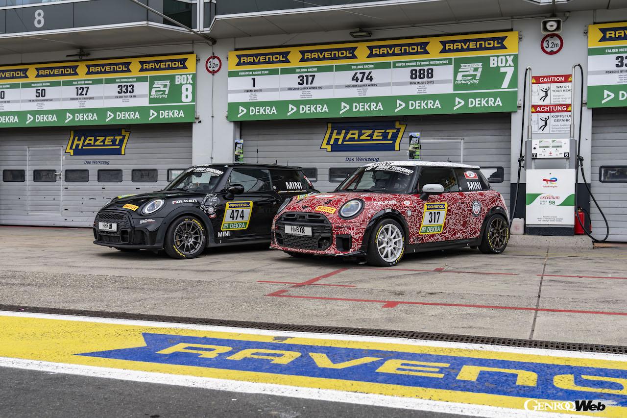 ニュルブルクリンク24時間レースに参戦した「MINI ジョン クーパー ワークス プロ」317号車と、「MINI ジョン クーパー ワークス」474号車。