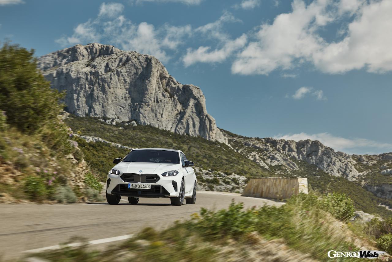 2024年10月から欧州で販売スタートする、新型「BMW 1シリーズ」の走行シーン。