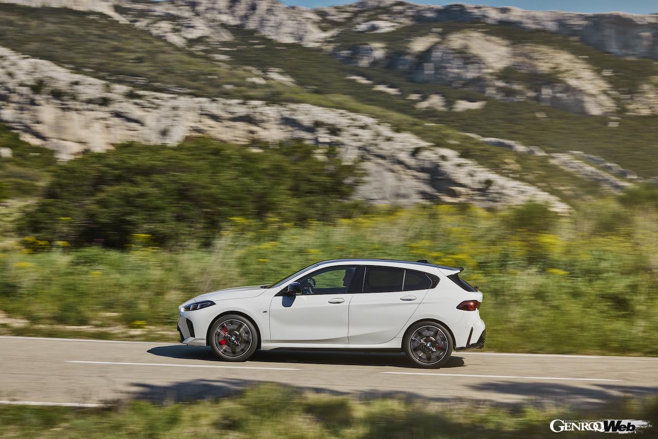 2024年10月から欧州で販売スタートする、新型「BMW 1シリーズ」の走行シーン。