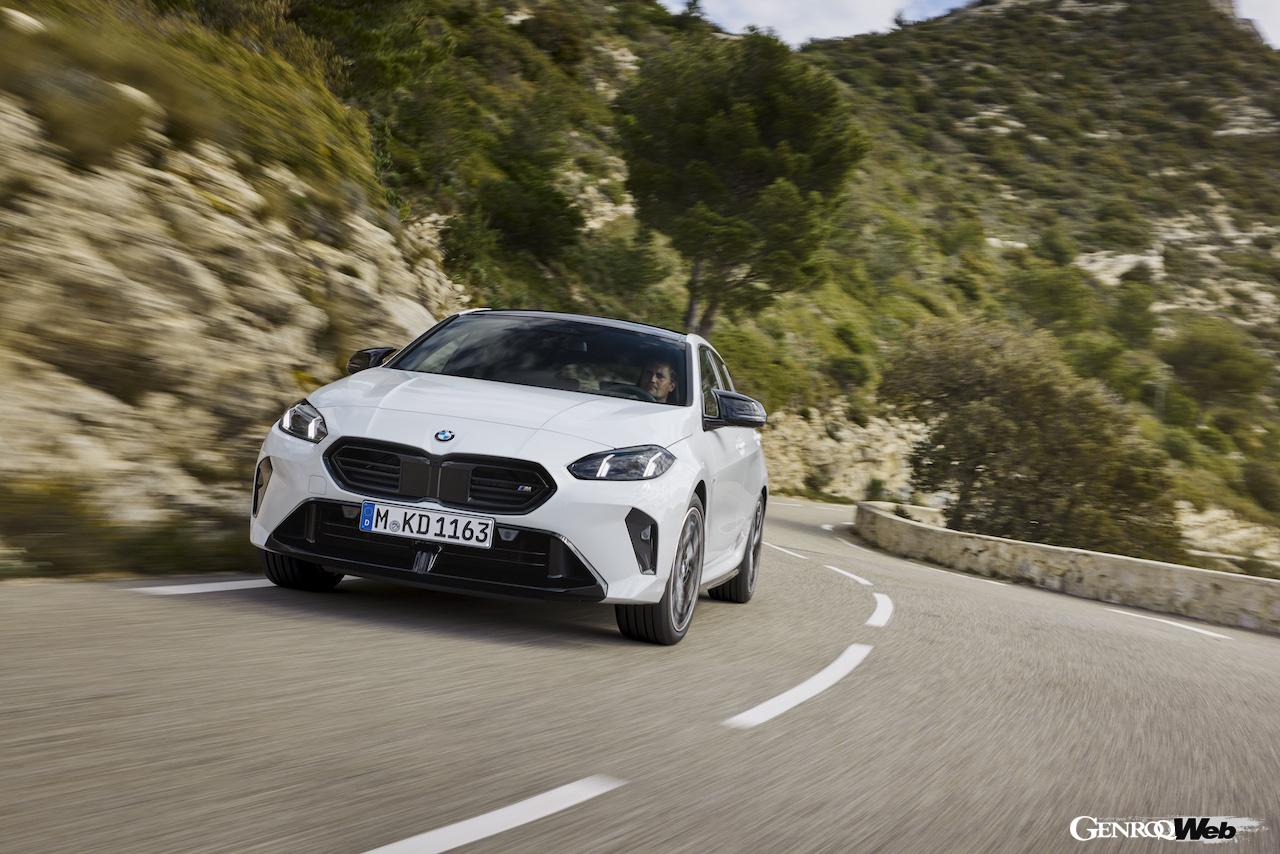 2024年10月から欧州で販売スタートする、新型「BMW 1シリーズ」の走行シーン。