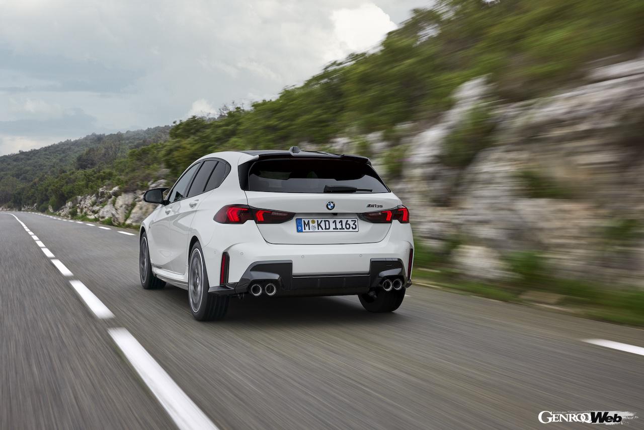 2024年10月から欧州で販売スタートする、新型「BMW 1シリーズ」の走行シーン。