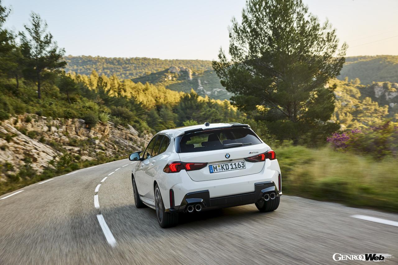 2024年10月から欧州で販売スタートする、新型「BMW 1シリーズ」の走行シーン。