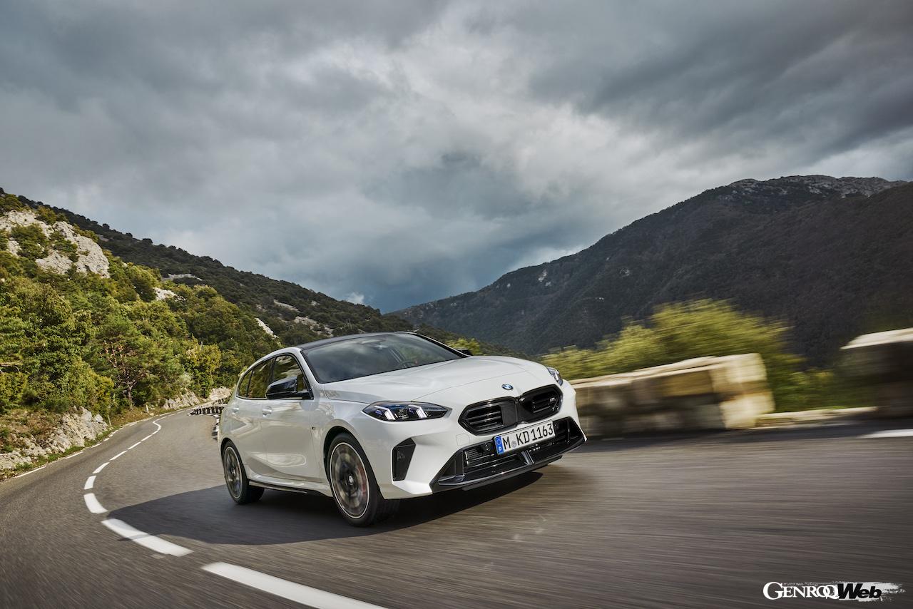 2024年10月から欧州で販売スタートする、新型「BMW 1シリーズ」の走行シーン。