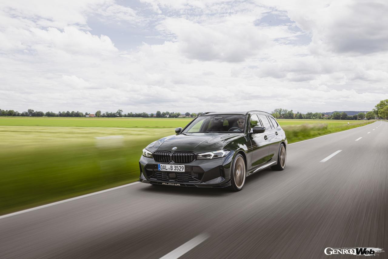 「BMW アルピナ B3 GT ツーリング」の走行シーン。