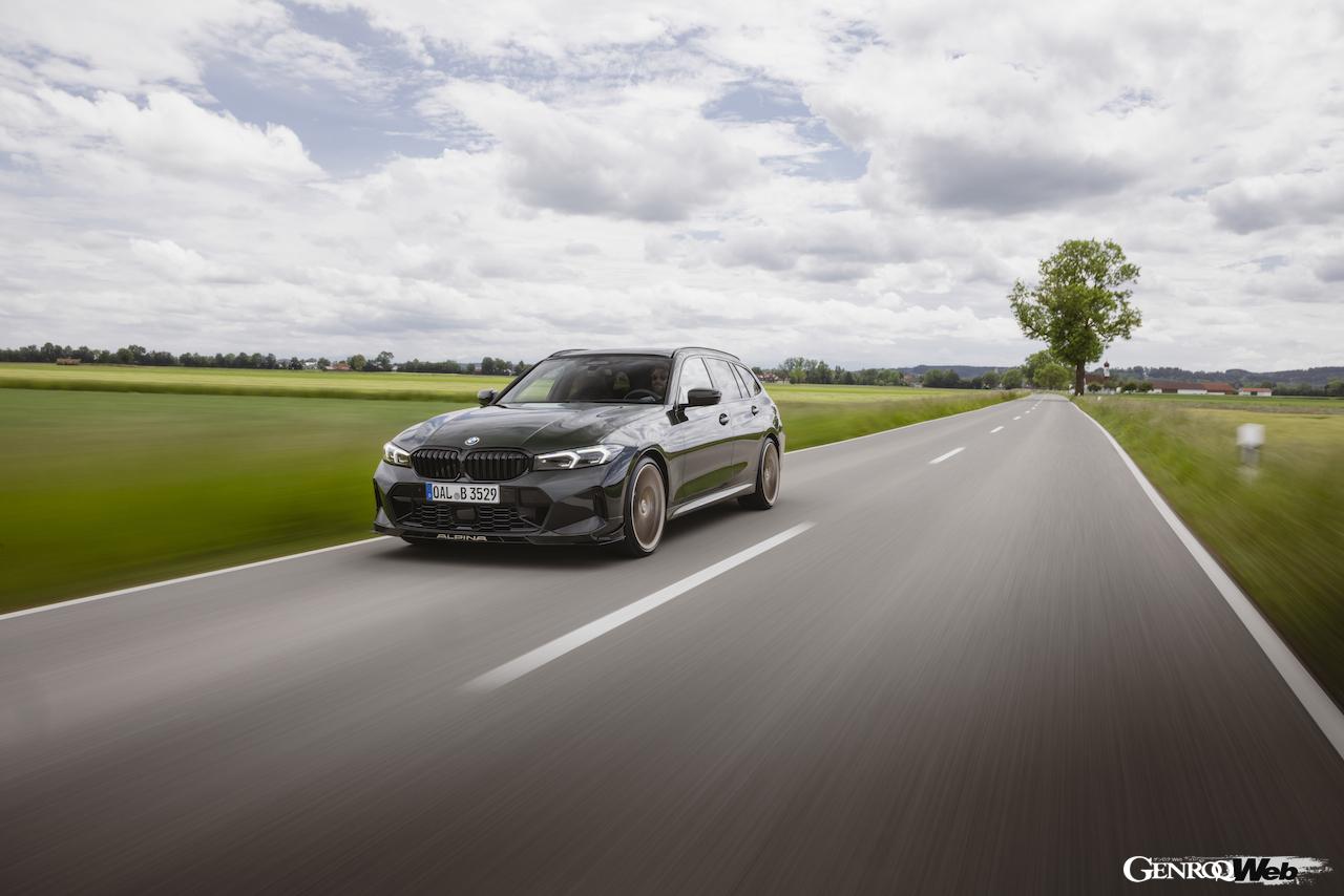 「BMW アルピナ B3 GT ツーリング」の走行シーン。