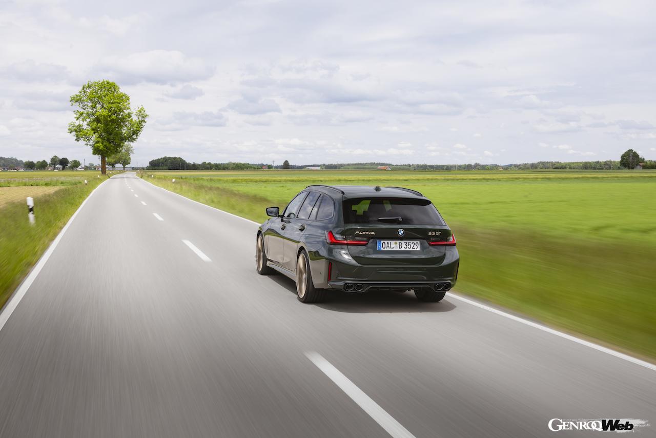 「BMW アルピナ B3 GT ツーリング」の走行シーン。