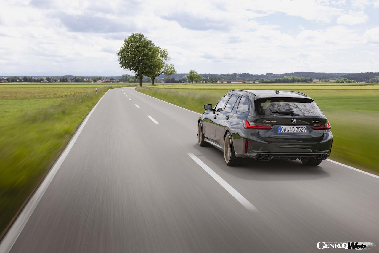 「BMW アルピナ B3 GT ツーリング」の走行シーン。