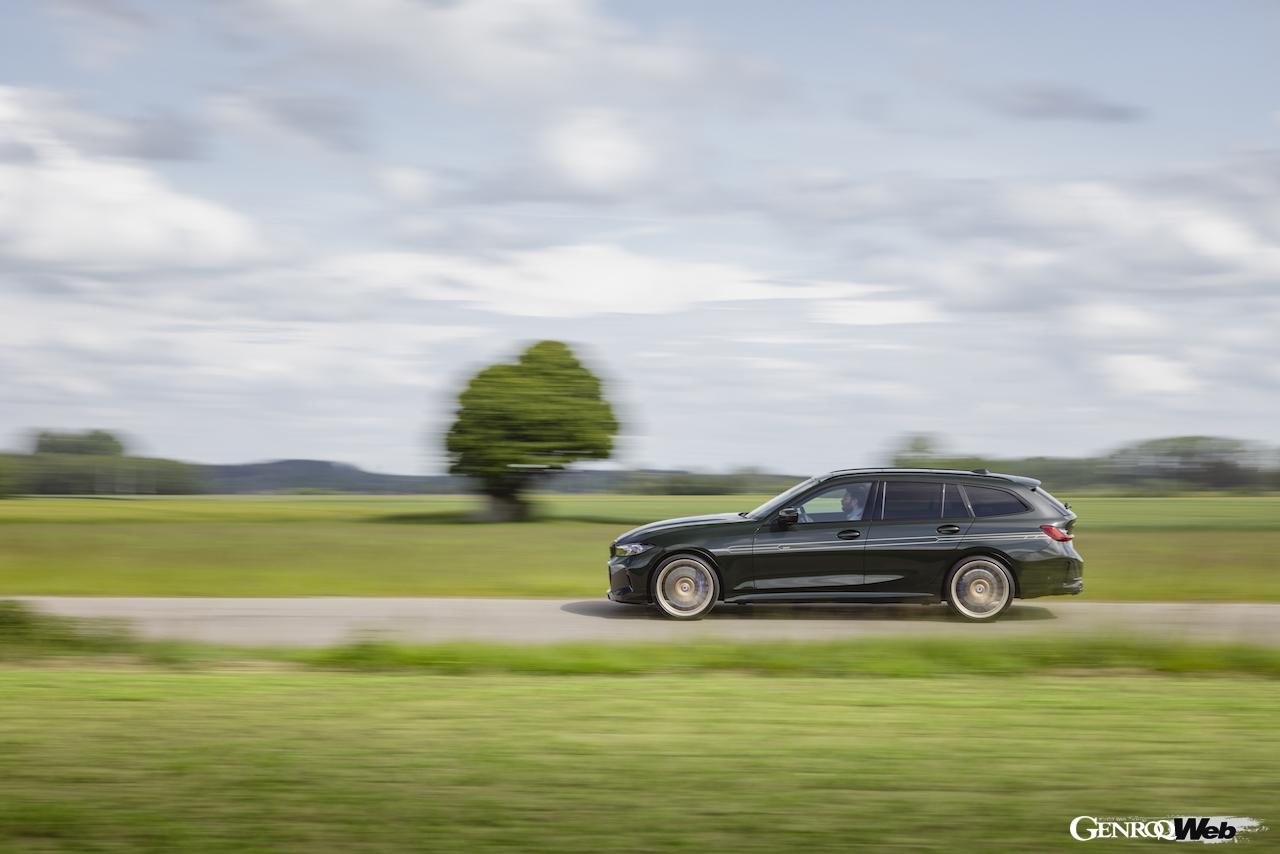 「BMW アルピナ B3 GT ツーリング」の走行シーン。