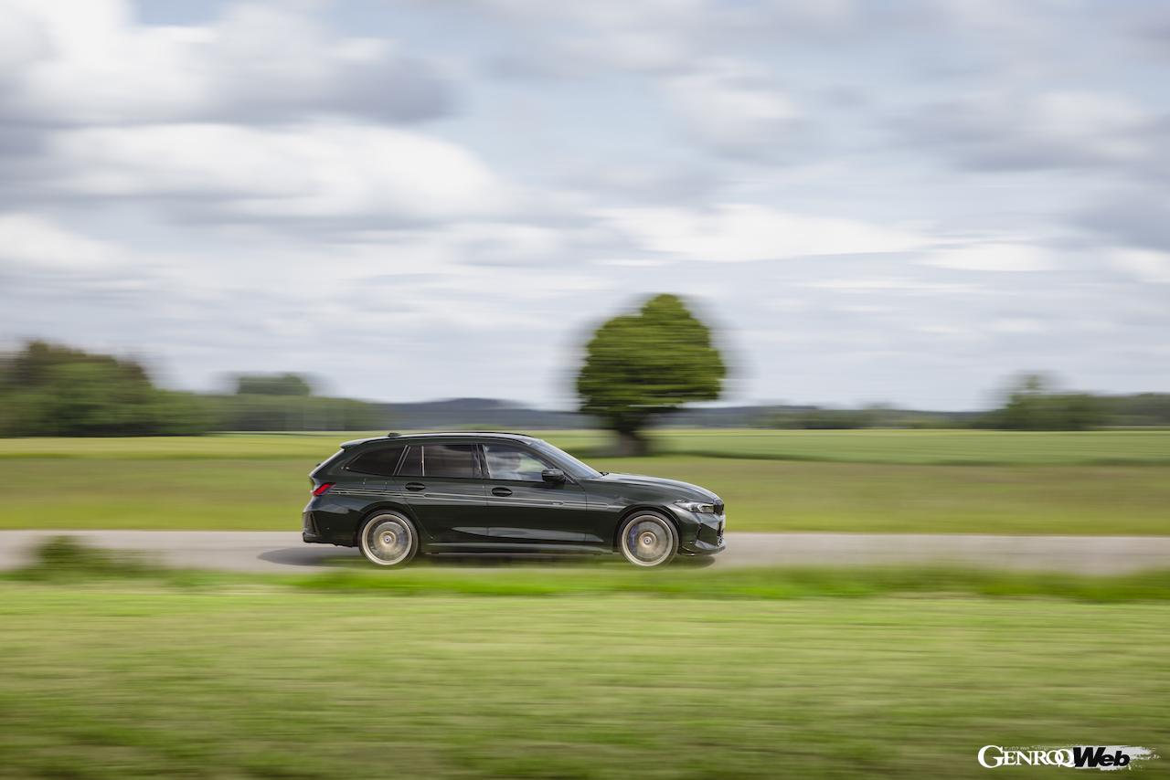 「BMW アルピナ B3 GT ツーリング」の走行シーン。