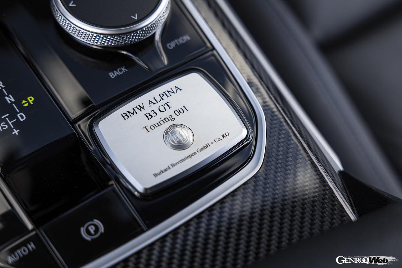 アルピナの伝統に則り、専用のシリアルナンバープレートがセンターコンソールに取り付けられた。