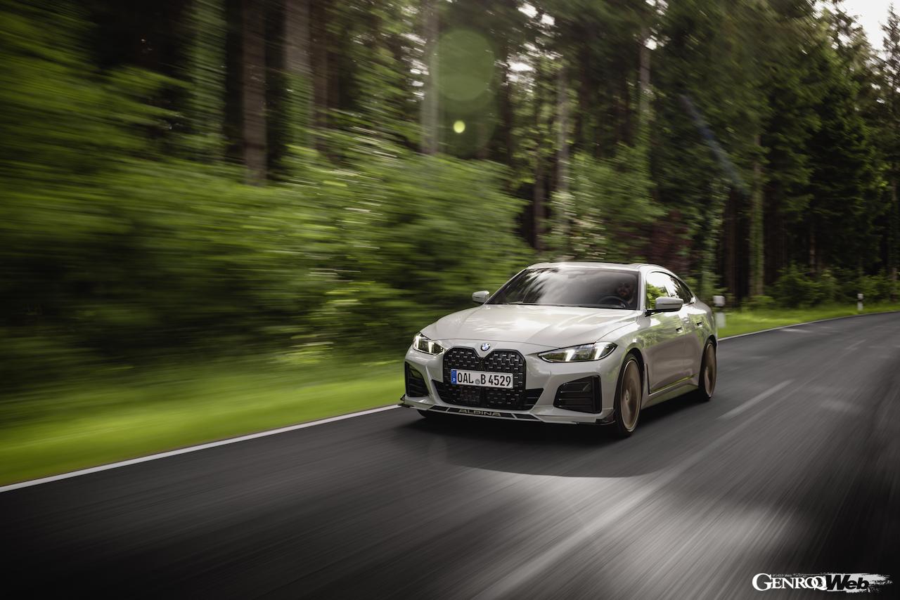 「BMW アルピナ B4 GT グランクーペ」の走行シーン。