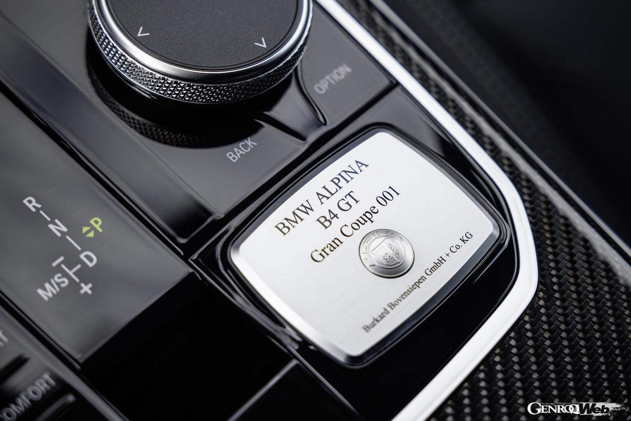 アルピナの伝統に則り、専用のシリアルナンバープレートがセンターコンソールに取り付けられた。