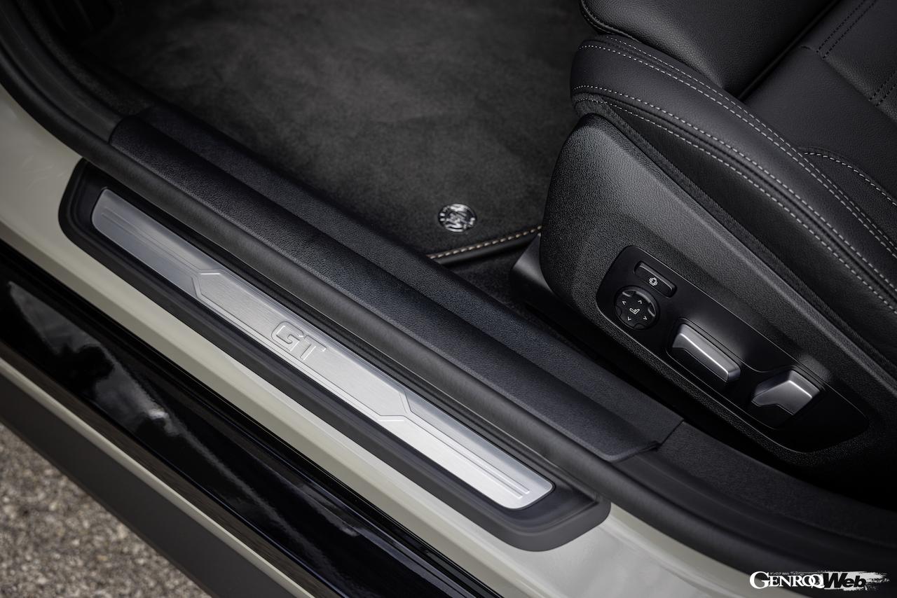 「BMW アルピナ B4 GT グランクーペ」のインテリア。