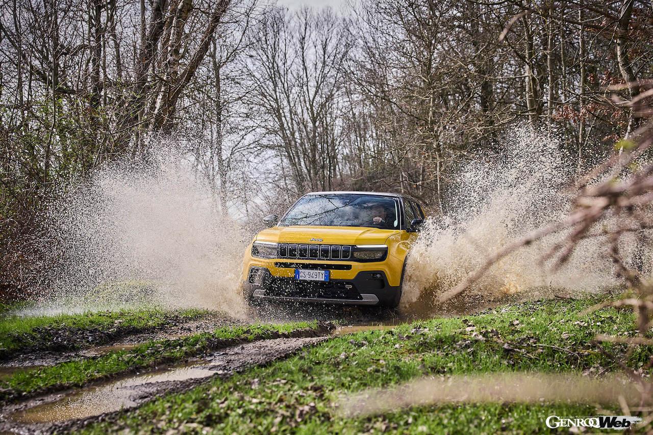 フル電動モデル「ジープ アベンジャー」の走行シーン。