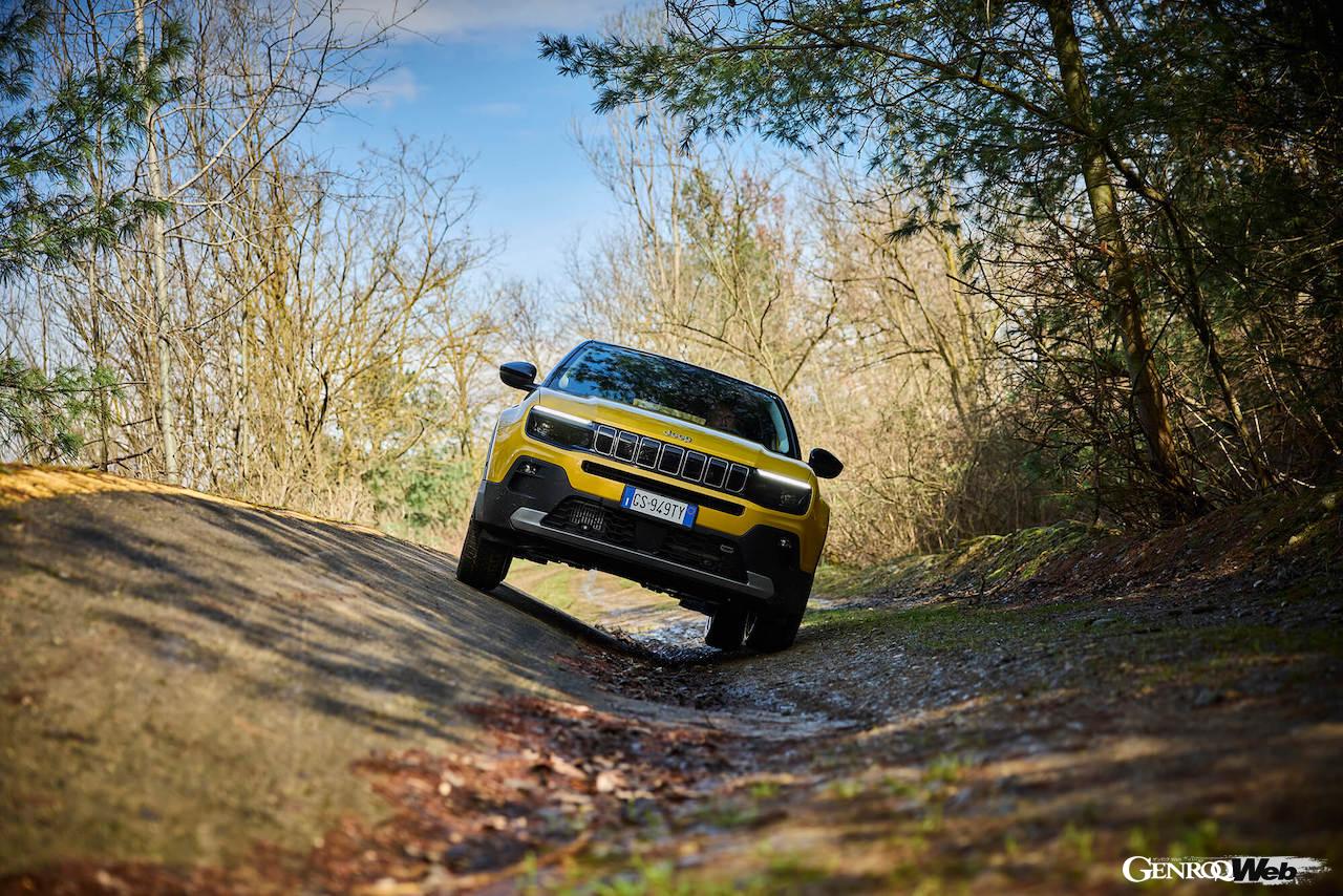 フル電動モデル「ジープ アベンジャー」の走行シーン。