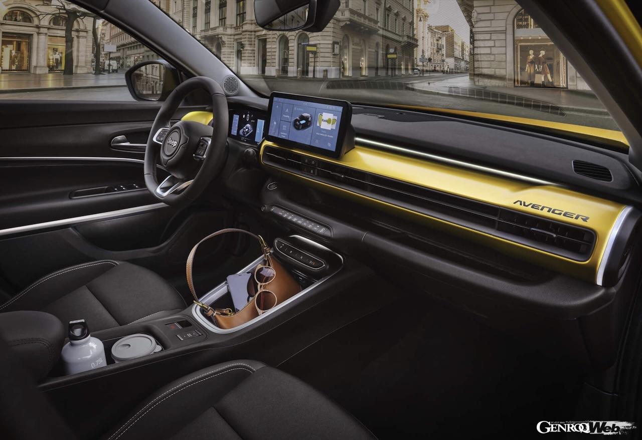 フル電動モデル「ジープ アベンジャー」のインテリア。