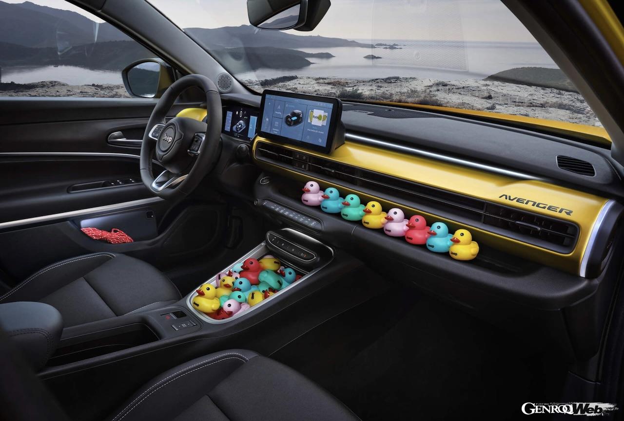 フル電動モデル「ジープ アベンジャー」のインテリア。