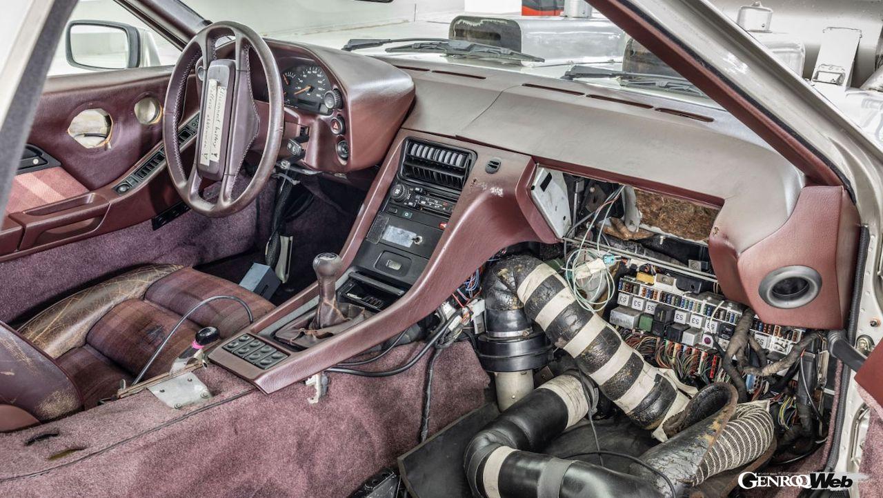 様々な機器が搭載された、ポルシェ 928騒音テスト車両の室内。