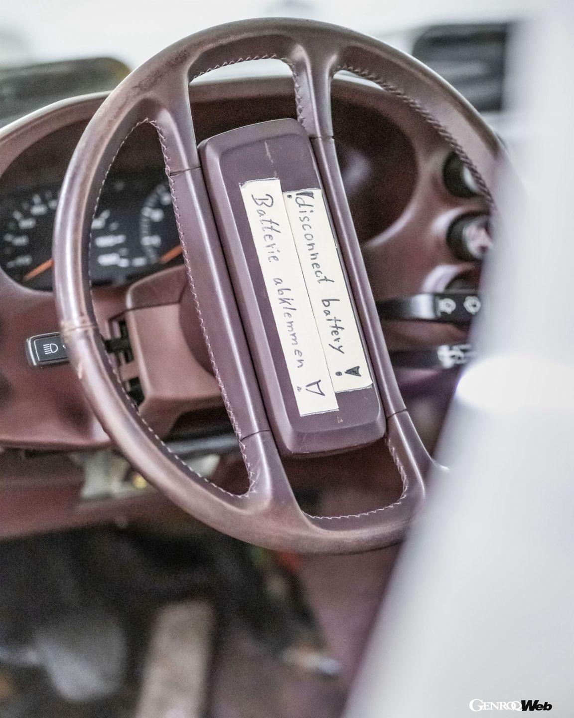 様々な機器が搭載された、ポルシェ 928騒音テスト車両の室内。