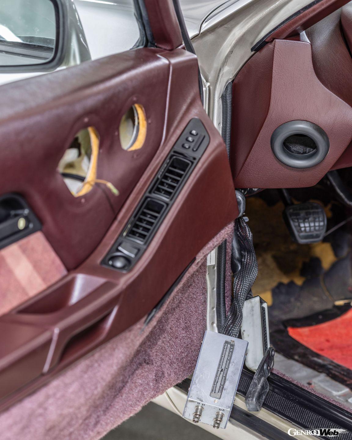 様々な機器が搭載された、ポルシェ 928騒音テスト車両の室内。