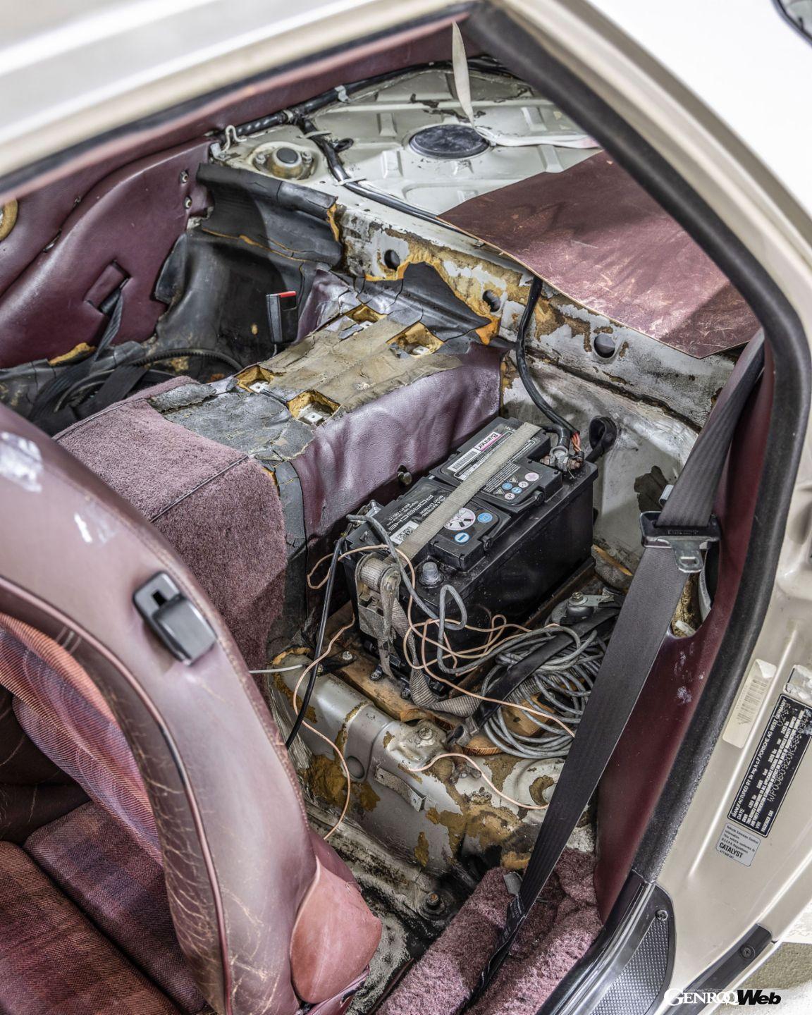 様々な機器が搭載された、ポルシェ 928騒音テスト車両の室内。