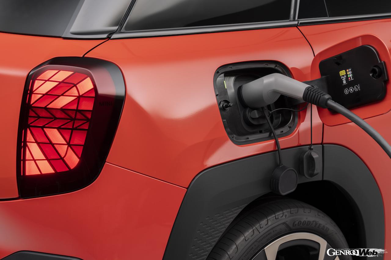 新世代MINI第3弾モデル「MINI エースマン」の充電シーン。