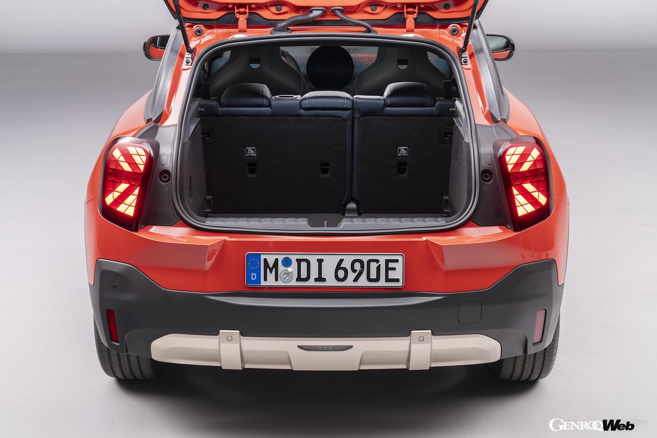 新世代MINI第3弾モデル「MINI エースマン」のラゲッジスペース。