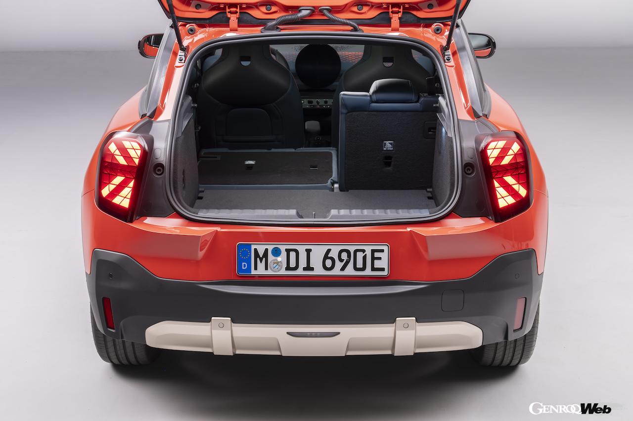 新世代MINI第3弾モデル「MINI エースマン」のラゲッジスペース。