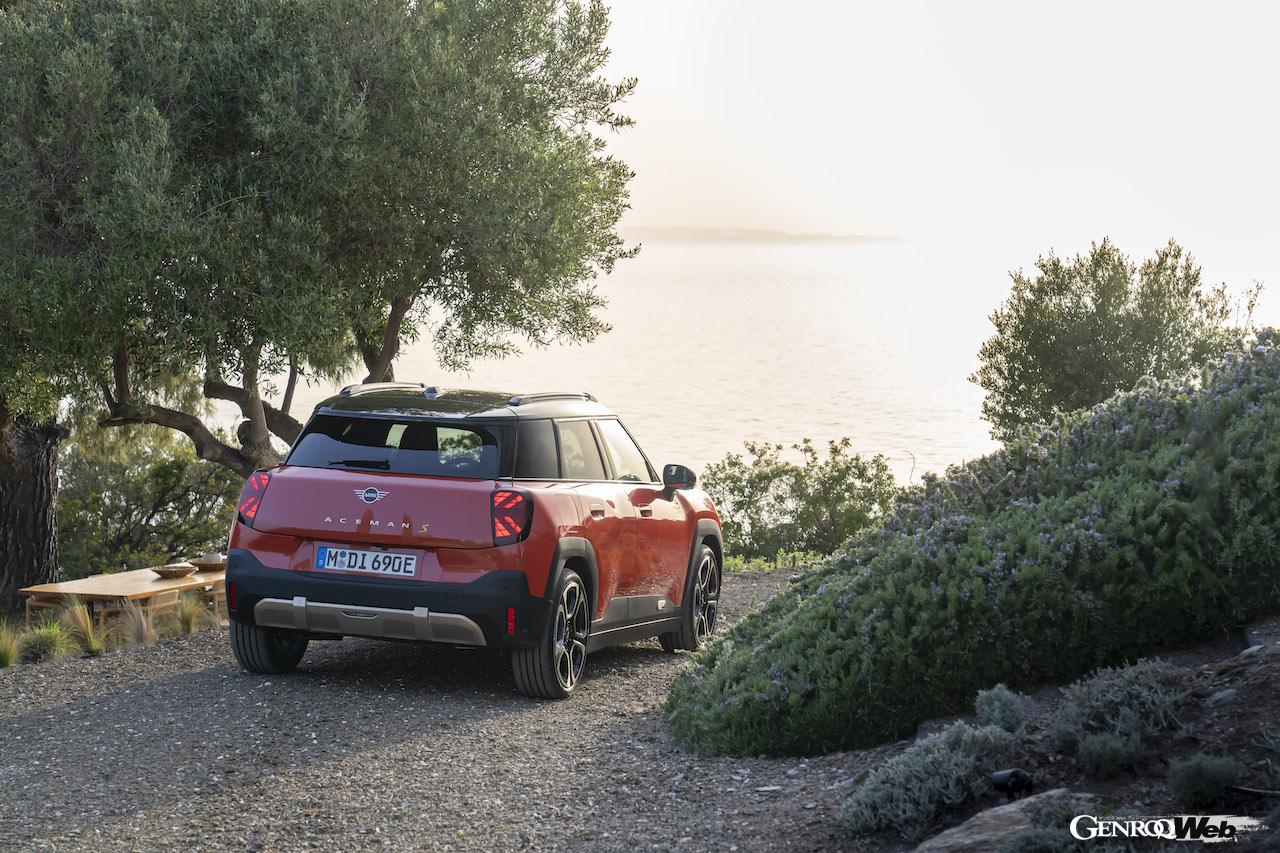 新世代MINI第3弾モデル「MINI エースマン」の走行シーン。