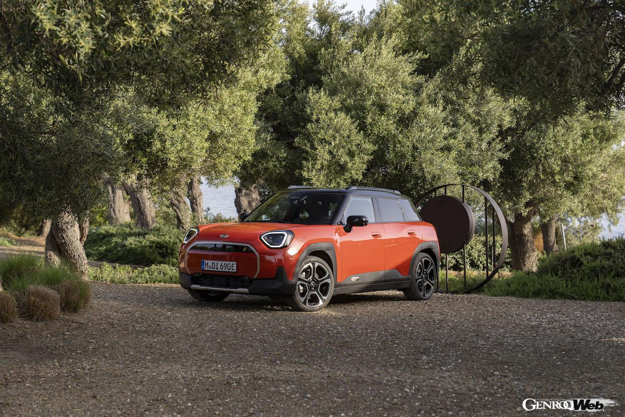 新世代MINI第3弾モデル「MINI エースマン」の充電シーン。