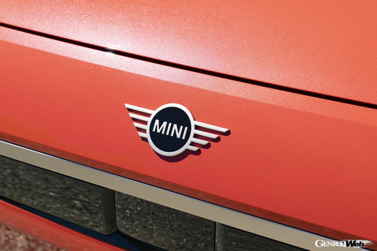 新世代MINI第3弾モデル「MINI エースマン」の充電シーン。