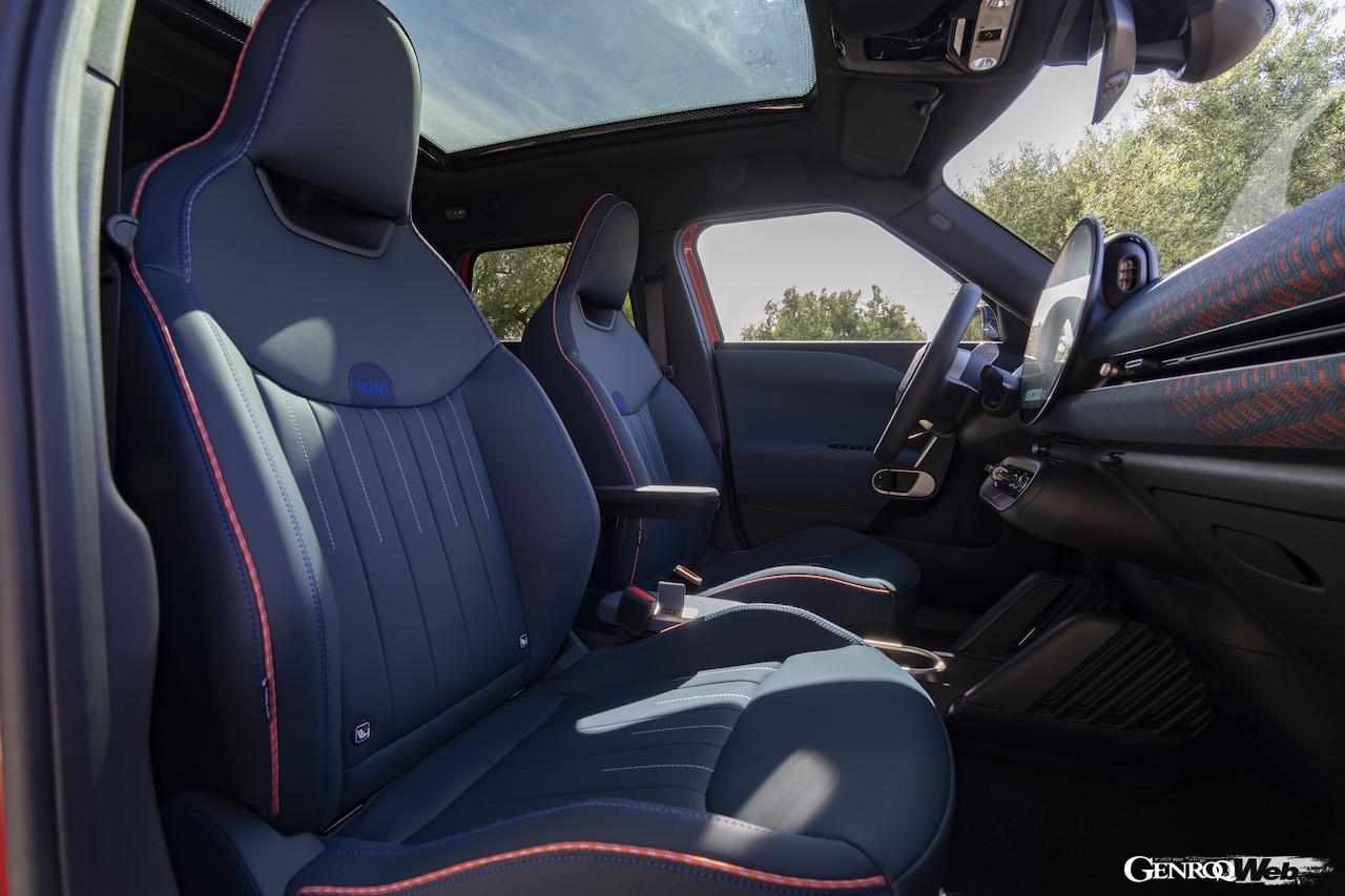 新世代MINI第3弾モデル「MINI エースマン」のインテリア。