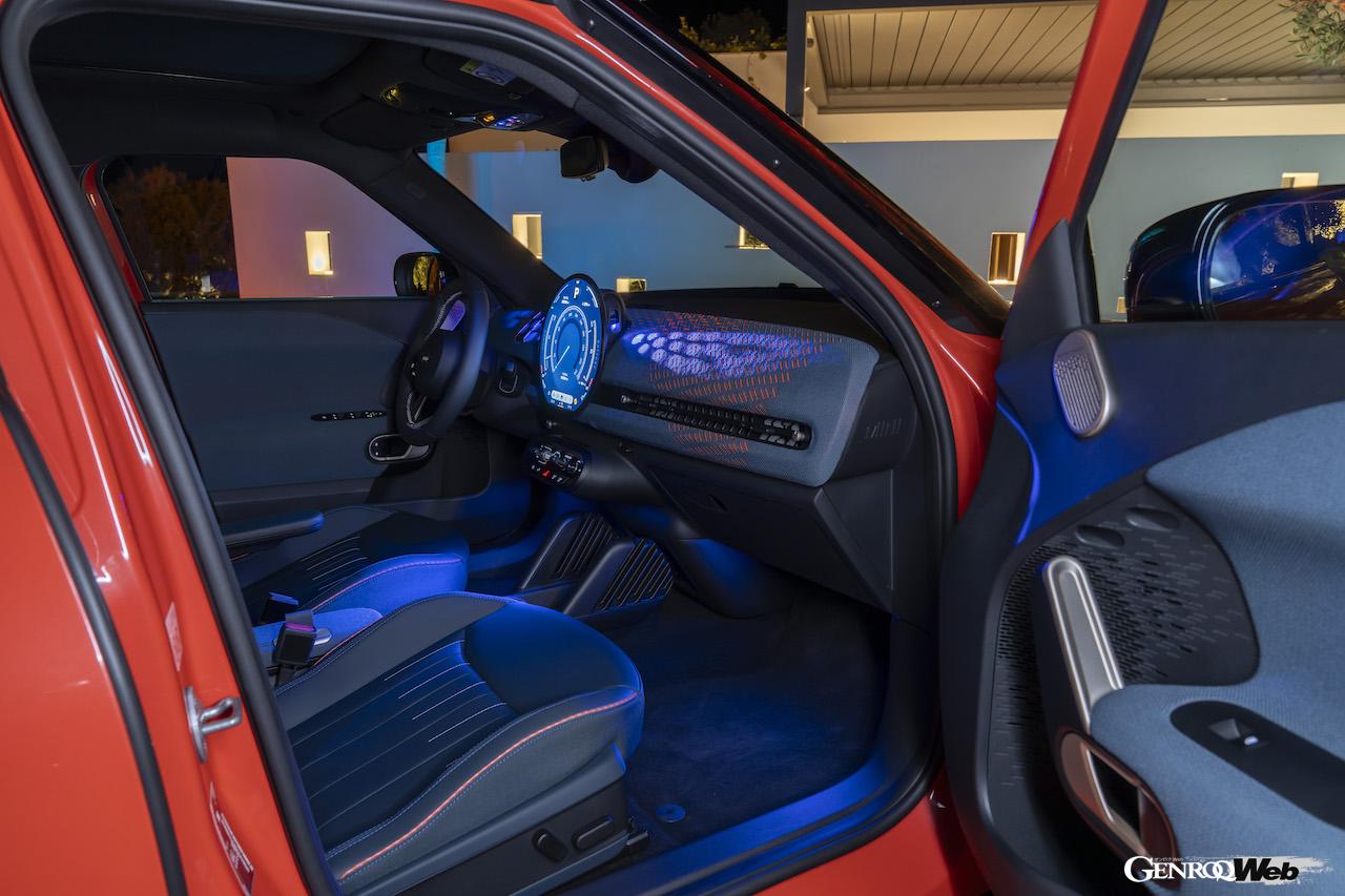 新世代MINI第3弾モデル「MINI エースマン」のインテリア。
