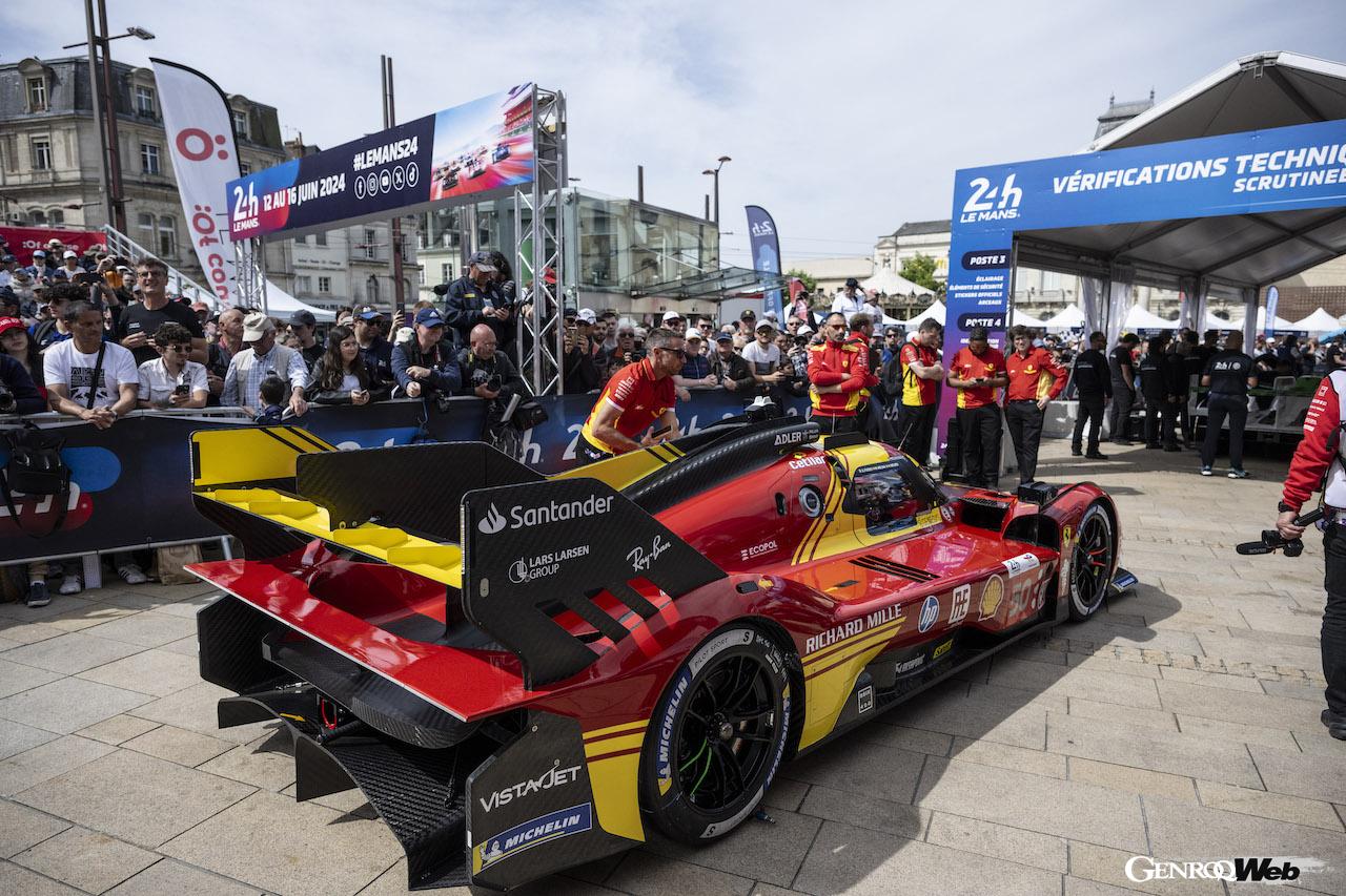 ル・マン市内のリパブリック広場で行われた公式車検に参加した、フェラーリ 499Pとドライバー。