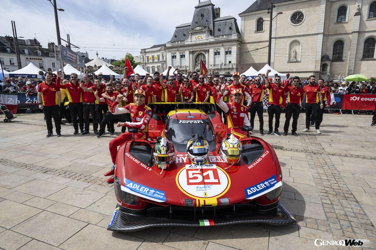 ル・マン市内のリパブリック広場で行われた公式車検に参加した、フェラーリ 499Pとドライバー。