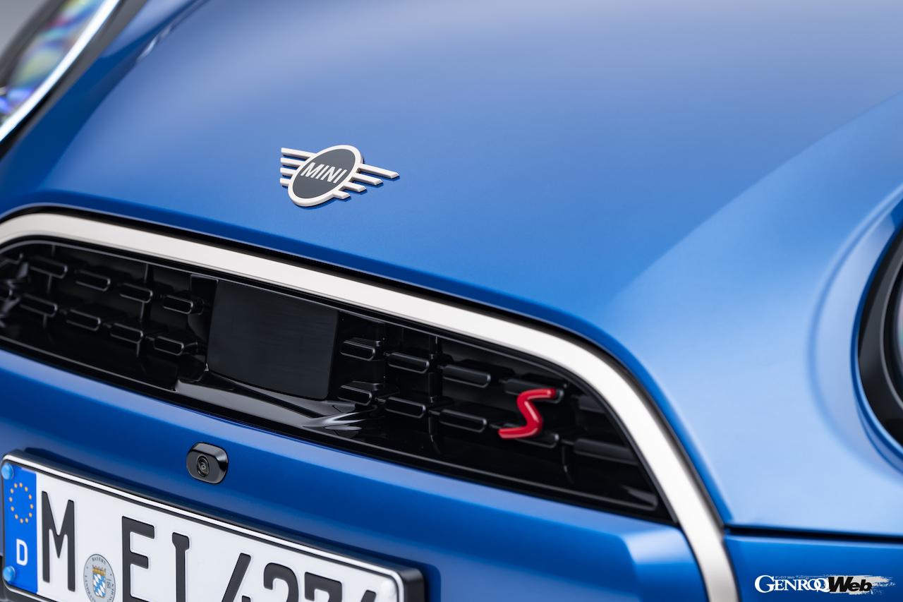 新型「MINI クーパー 5ドア」のエクステリア。