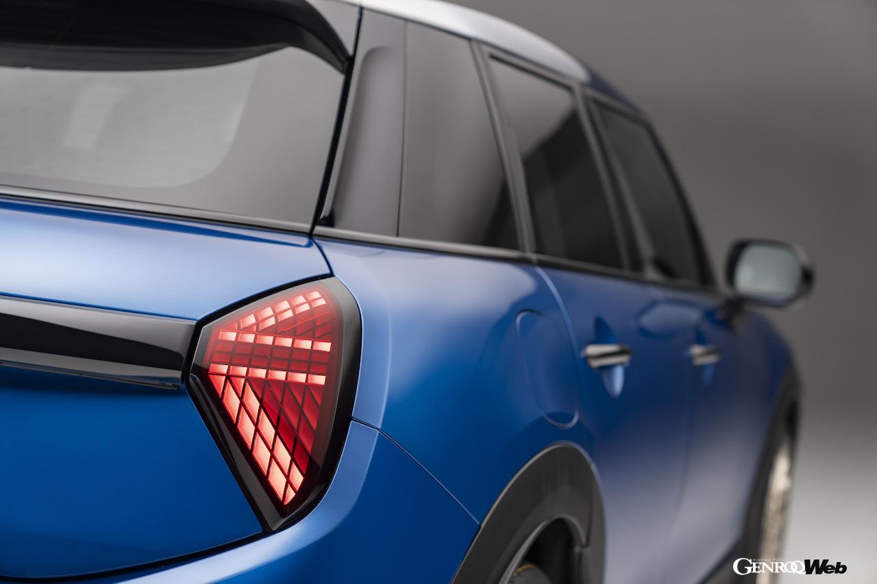 新型「MINI クーパー 5ドア」のエクステリア。