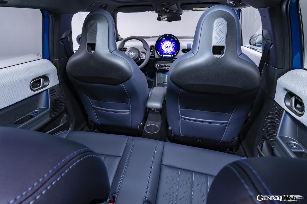 新型「MINI クーパー 5ドア」のインテリア。