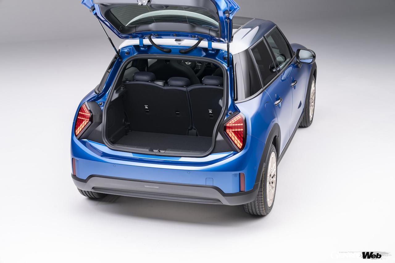 新型「MINI クーパー 5ドア」のラゲッジスペース。