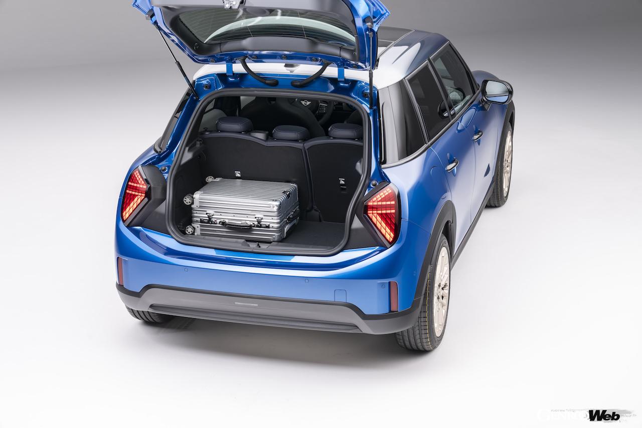 新型「MINI クーパー 5ドア」のラゲッジスペース。