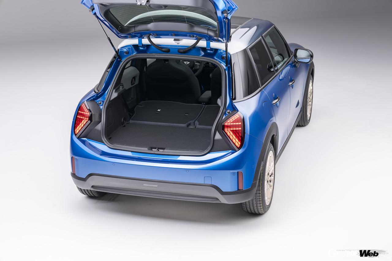 新型「MINI クーパー 5ドア」のラゲッジスペース。
