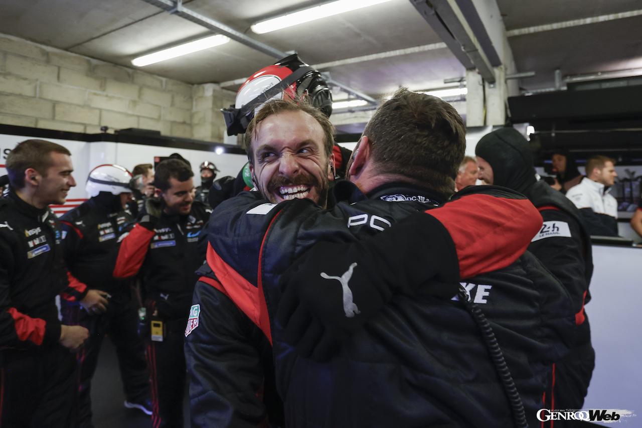 ポールポジションを決め、歓喜に沸いたポルシェ・ペンスキー・モータースポーツのピット。