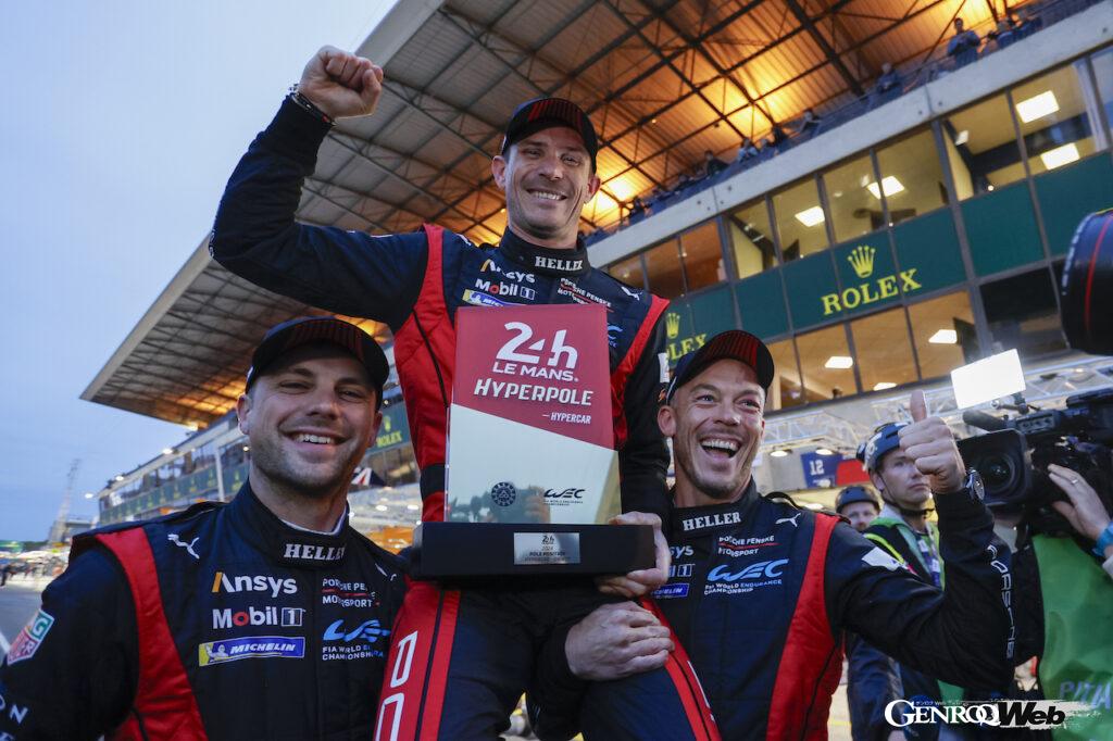 チームから祝福を受けるポルシェ 963 6号車のケビン・エストレ。