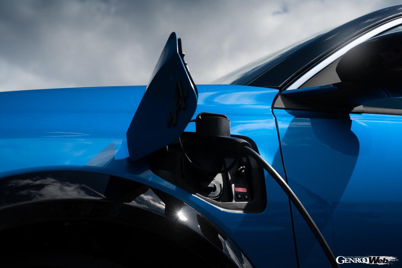 アルピーヌ初のフル電動コンパクト「A290」の充電ポート。