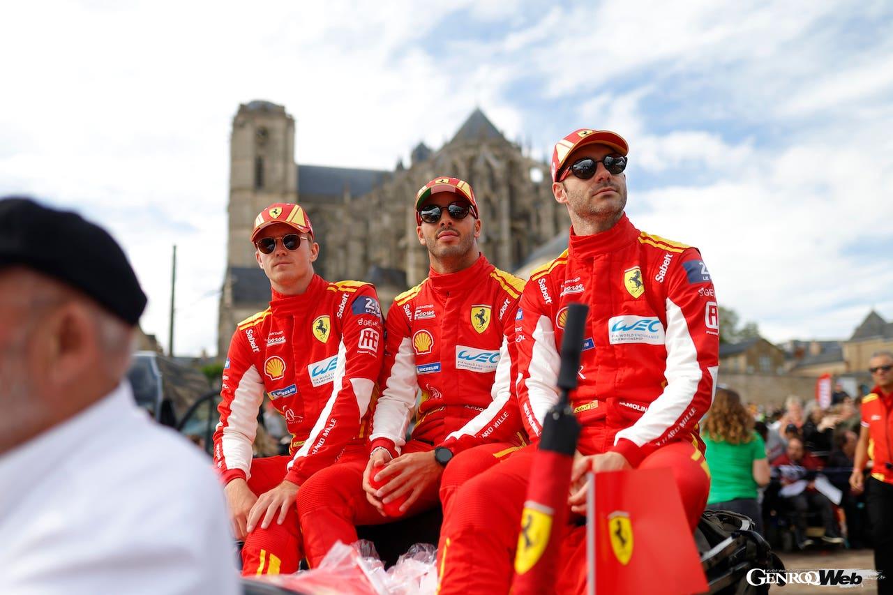 パレードに参加した、フェラーリ 499P 50号車のアントニオ・フォコ、ミゲル・モリーナ、ニクラス・ニールセン。