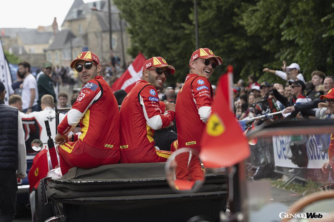 パレードに参加した、フェラーリ 499P 50号車のアントニオ・フォコ、ミゲル・モリーナ、ニクラス・ニールセン。