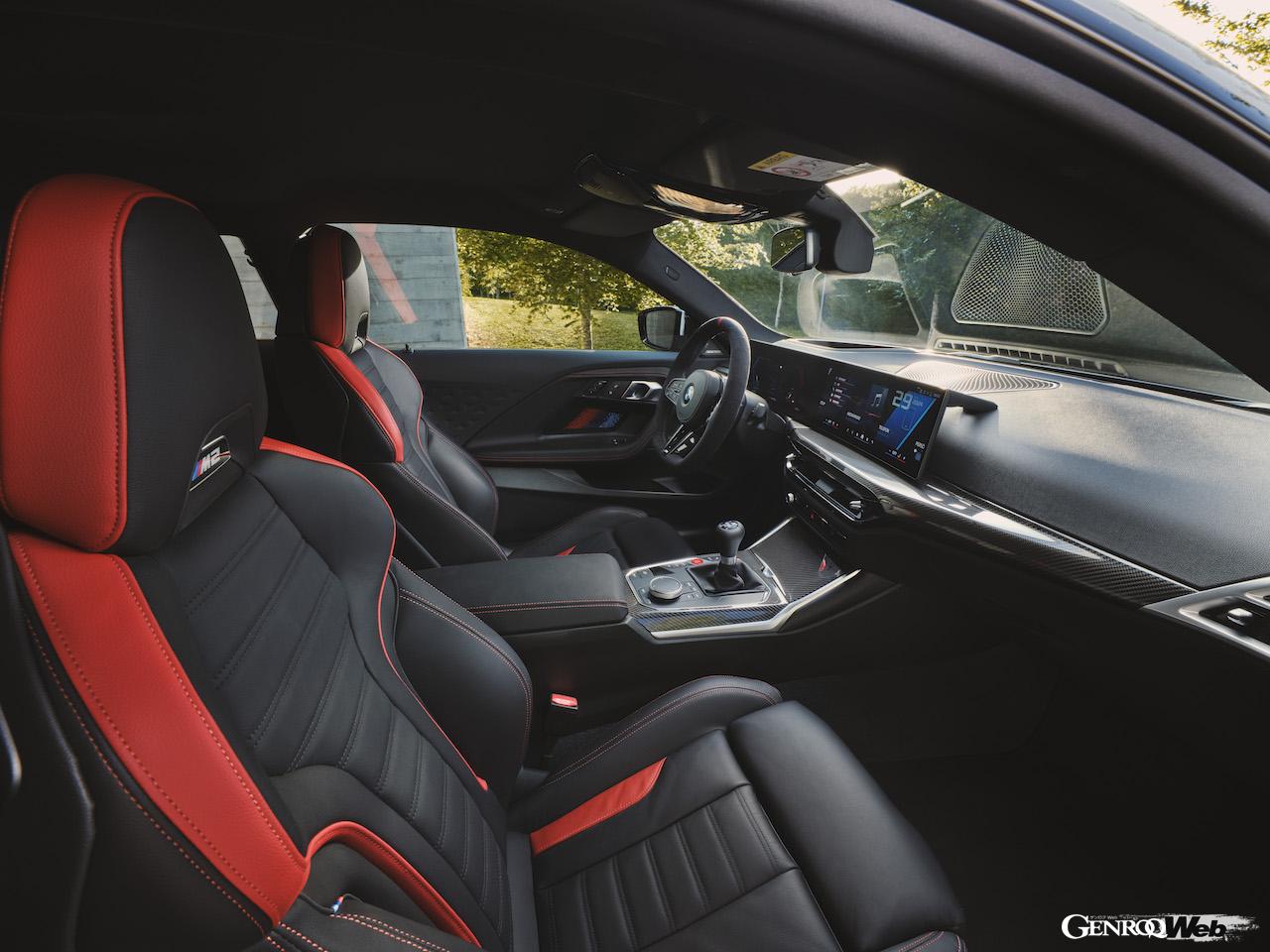 内外装やパワーユニットをアップデートした新型「BMW M2」のインテリア。