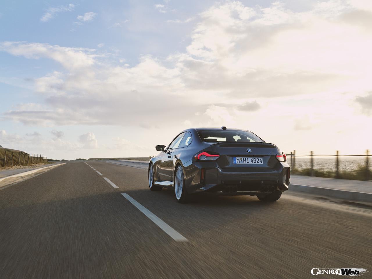 内外装やパワーユニットをアップデートした新型「BMW M2」の走行シーン。