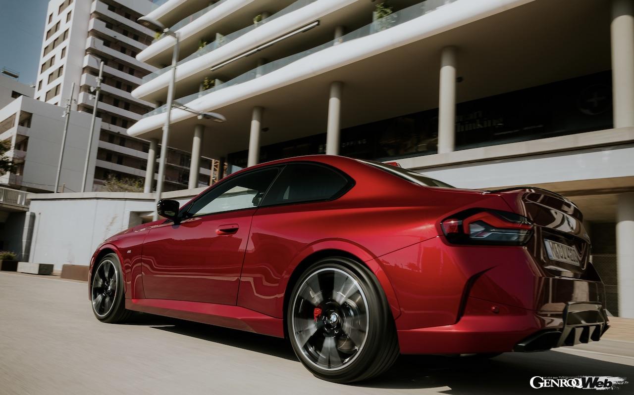 内外装に変更が施された「BMW 2シリーズ クーペ」改良新型の走行シーン。