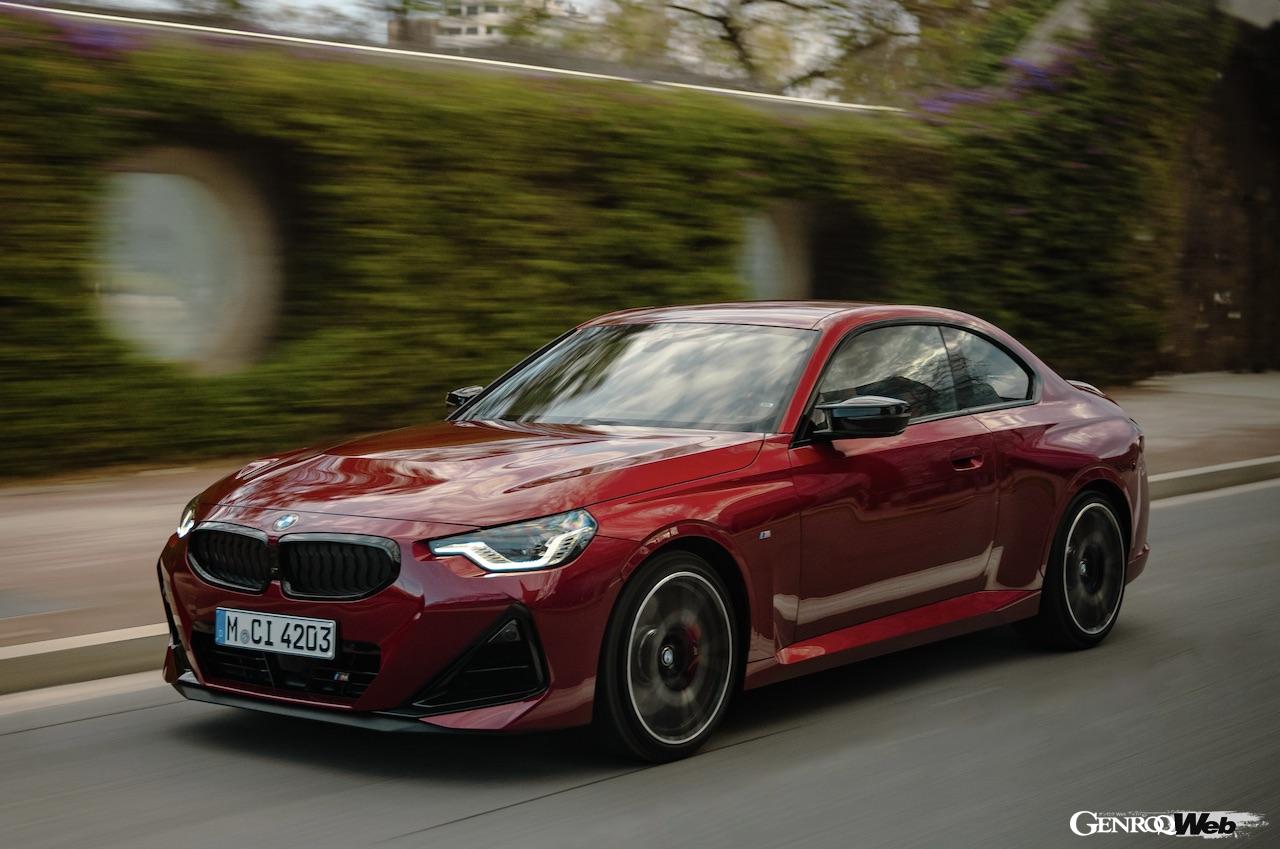 内外装に変更が施された「BMW 2シリーズ クーペ」改良新型の走行シーン。